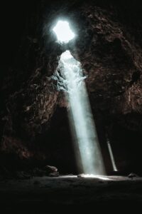 洞穴から見上げる空