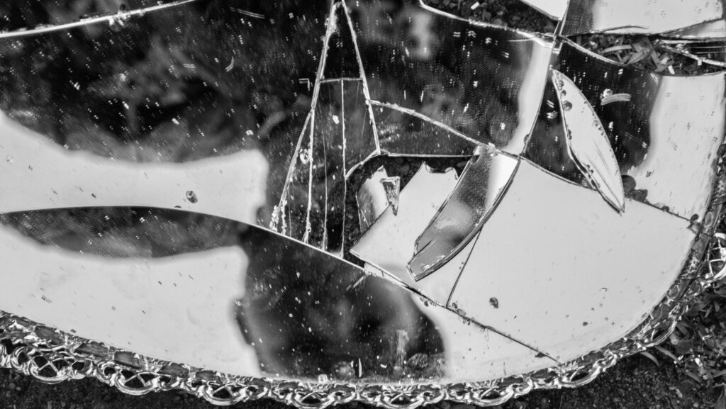 割れた鏡に映る自分