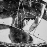 割れた鏡に映る自分